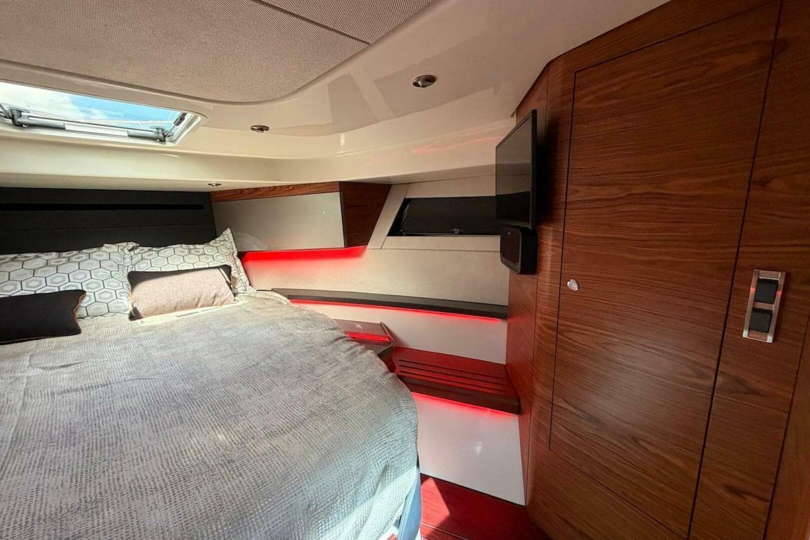 2021 Boston Whaler 405 Conquest — photo 30