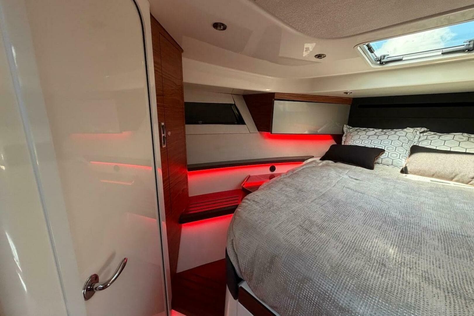 2021 Boston Whaler 405 Conquest — photo 31