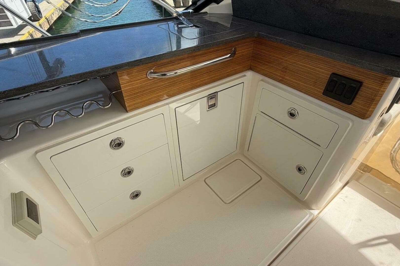 2021 Boston Whaler 405 Conquest — photo 41