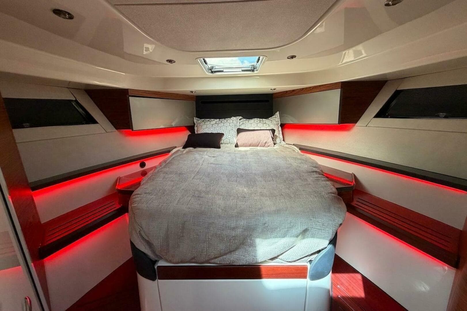 2021 Boston Whaler 405 Conquest — photo 29