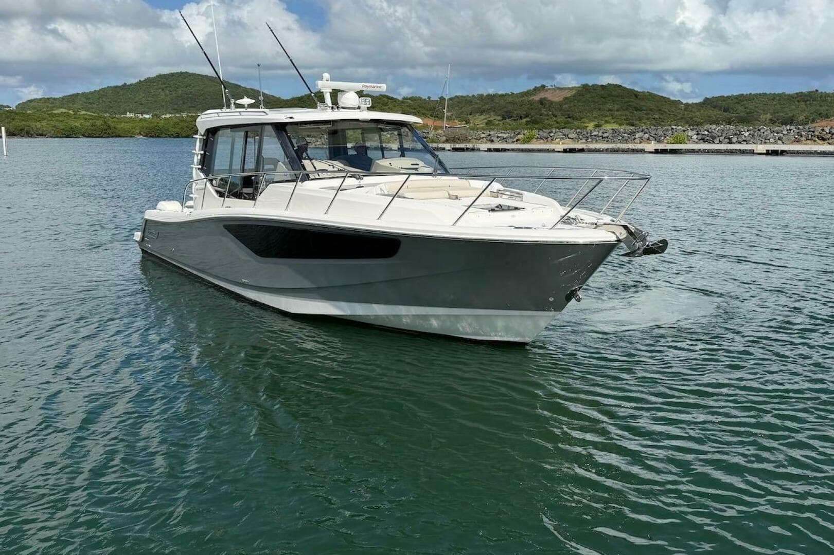 2021 Boston Whaler 405 Conquest — photo 7