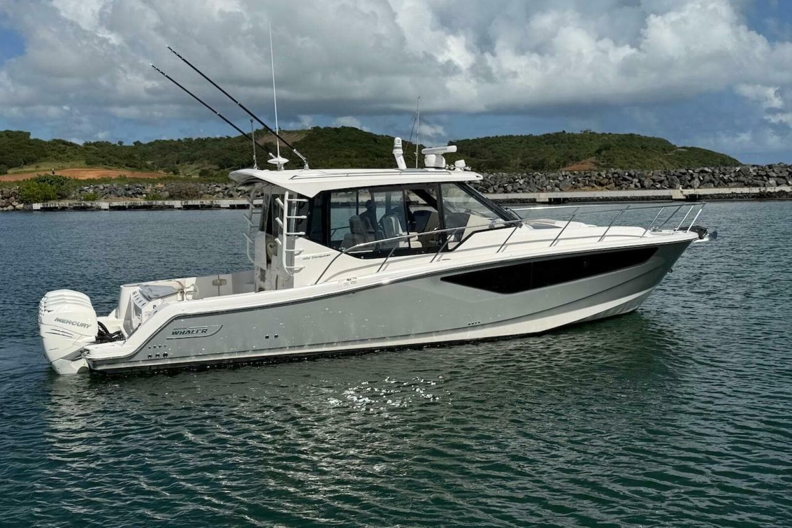 2021 Boston Whaler 405 Conquest — photo 4