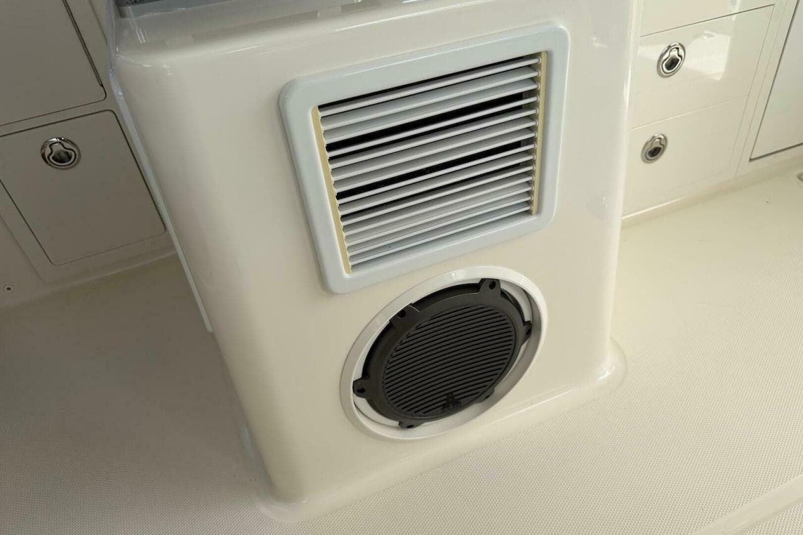 2021 Boston Whaler 405 Conquest — photo 40