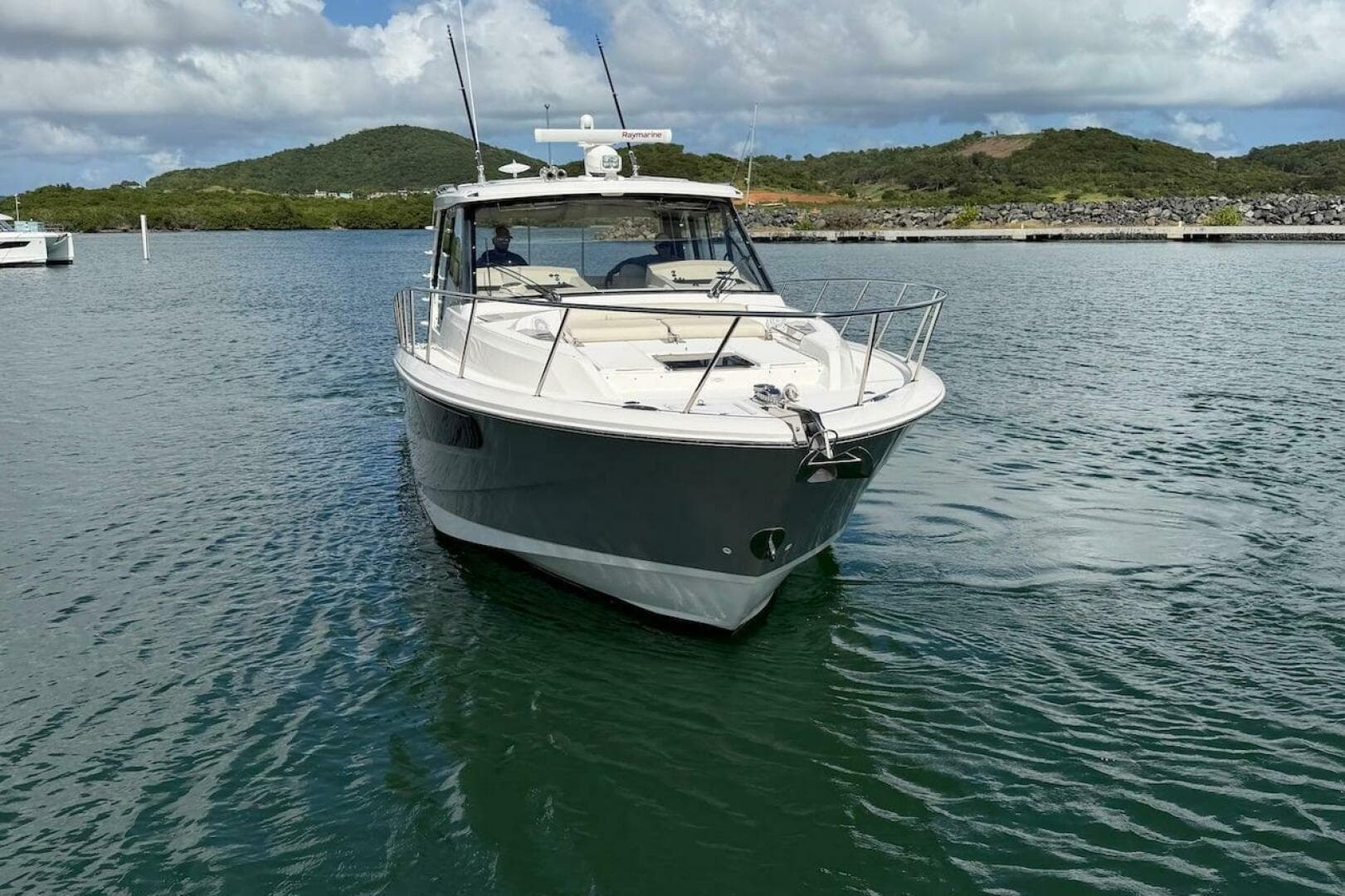 2021 Boston Whaler 405 Conquest — photo 8