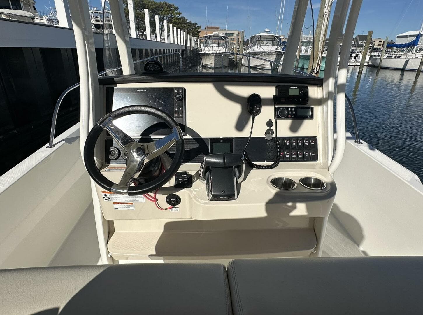 2022 Boston Whaler 270 Dauntless — photo 8