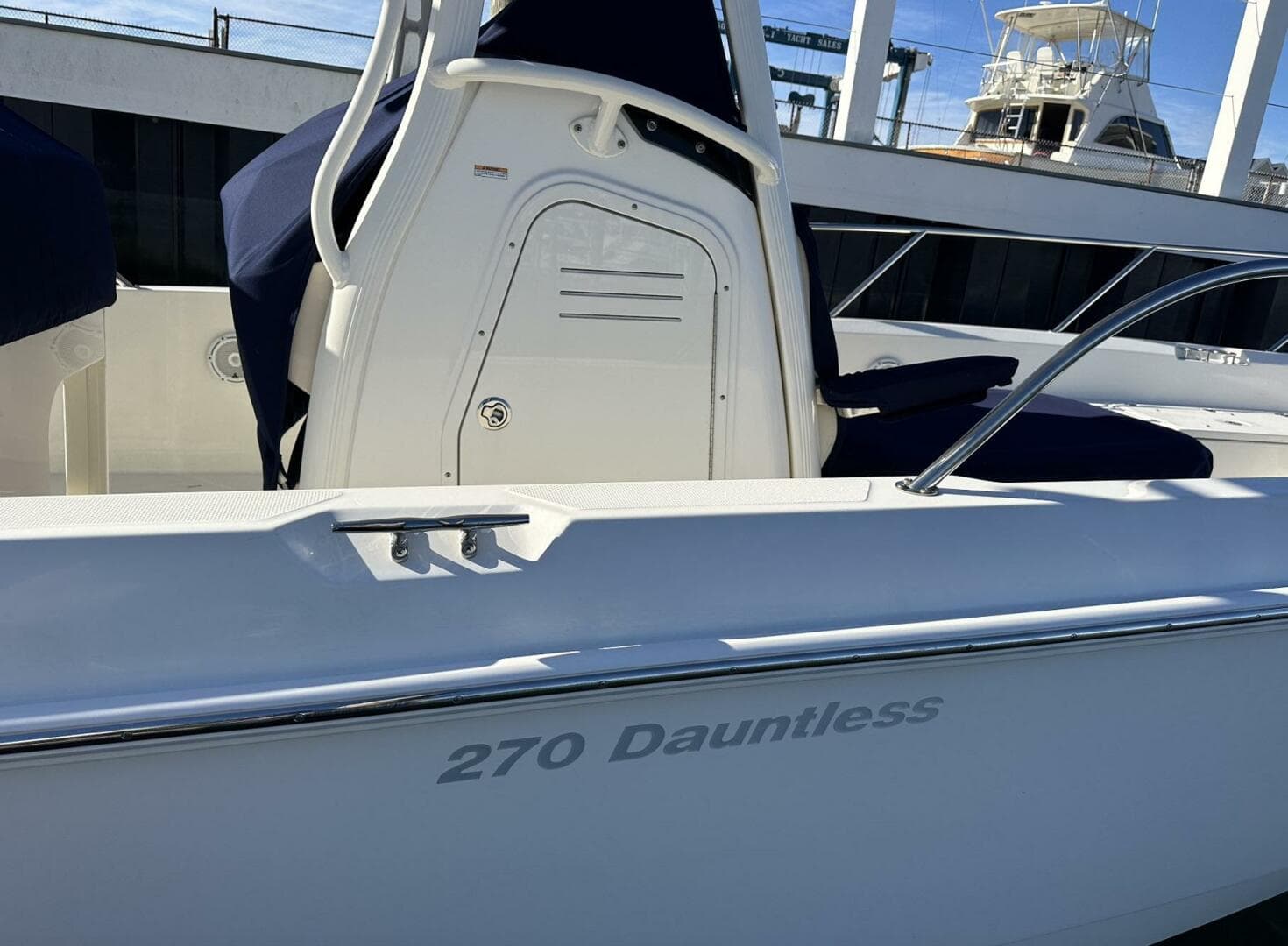 2022 Boston Whaler 270 Dauntless — photo 7