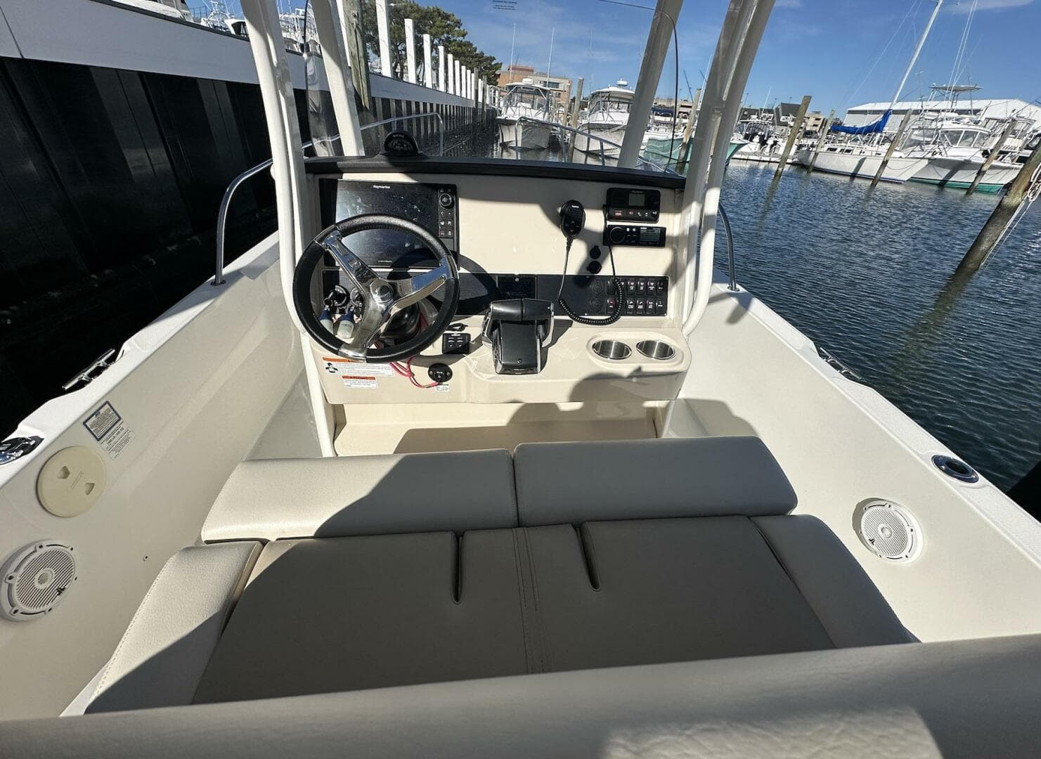 2022 Boston Whaler 270 Dauntless — photo 12