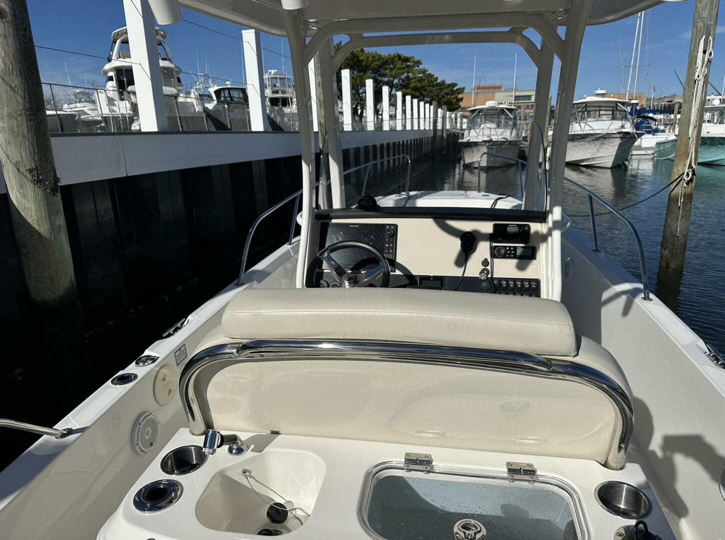 2022 Boston Whaler 270 Dauntless — photo 13