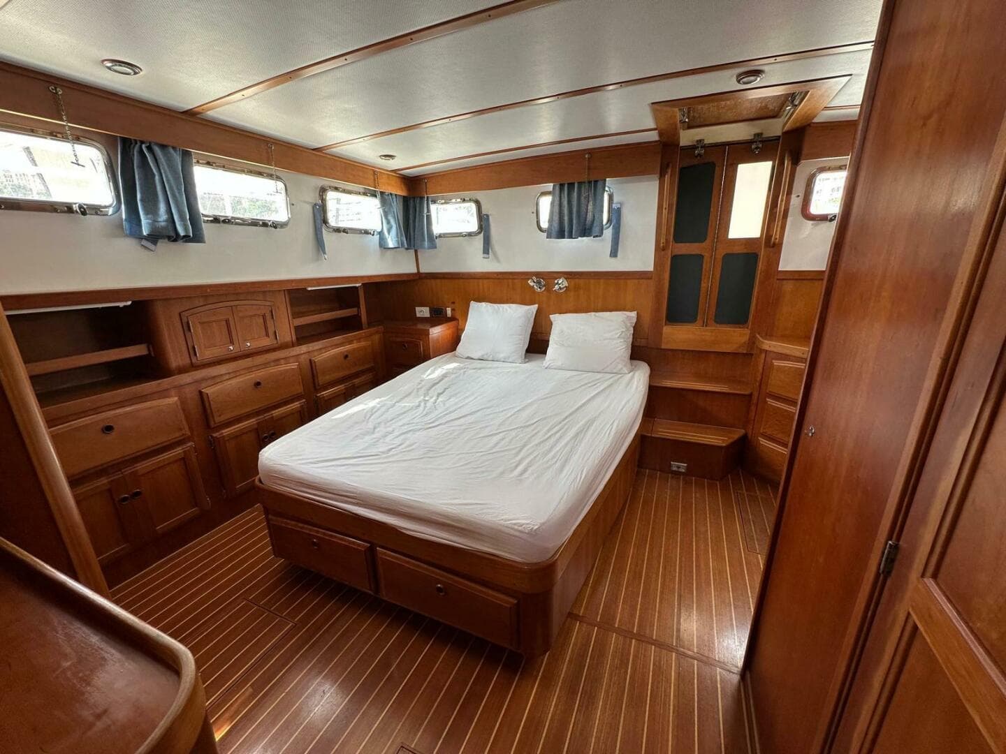 1997 Sabre Line 474 Trawler — photo 10