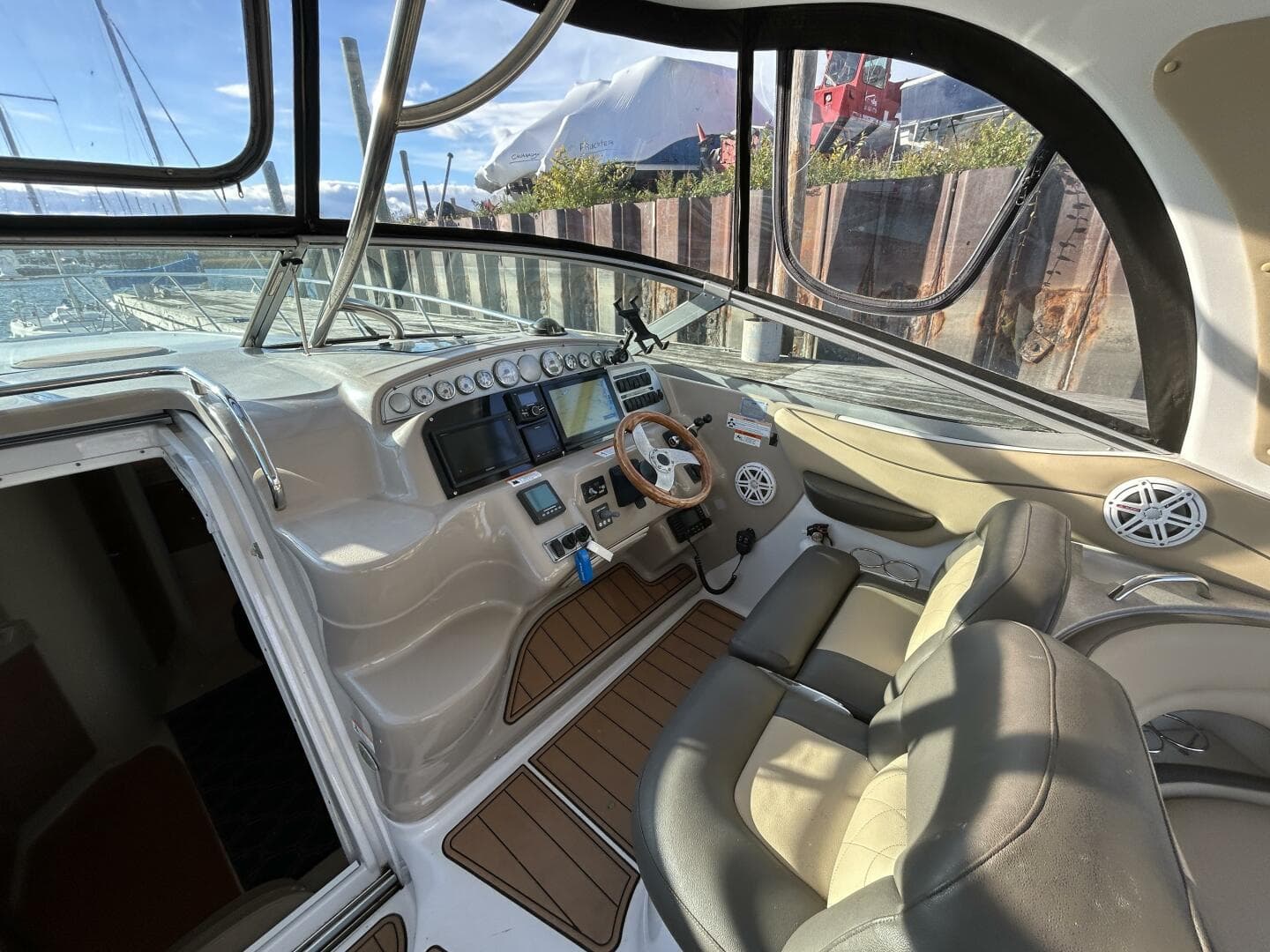 2007 Larson 370 Cabrio — photo 9