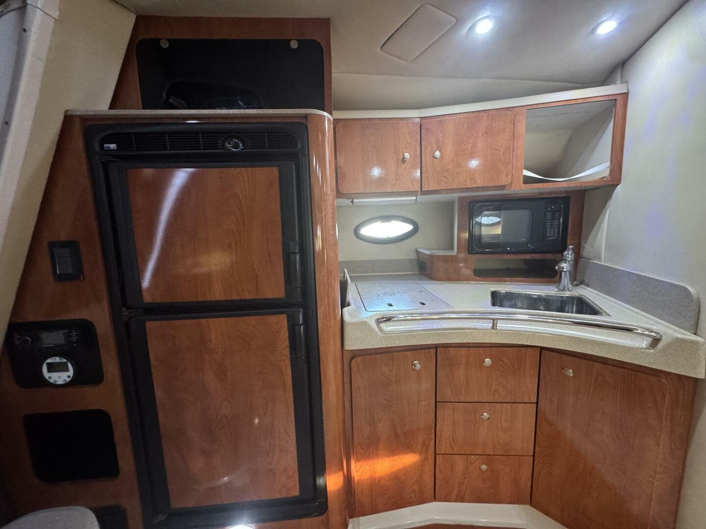 2007 Larson 370 Cabrio — photo 15