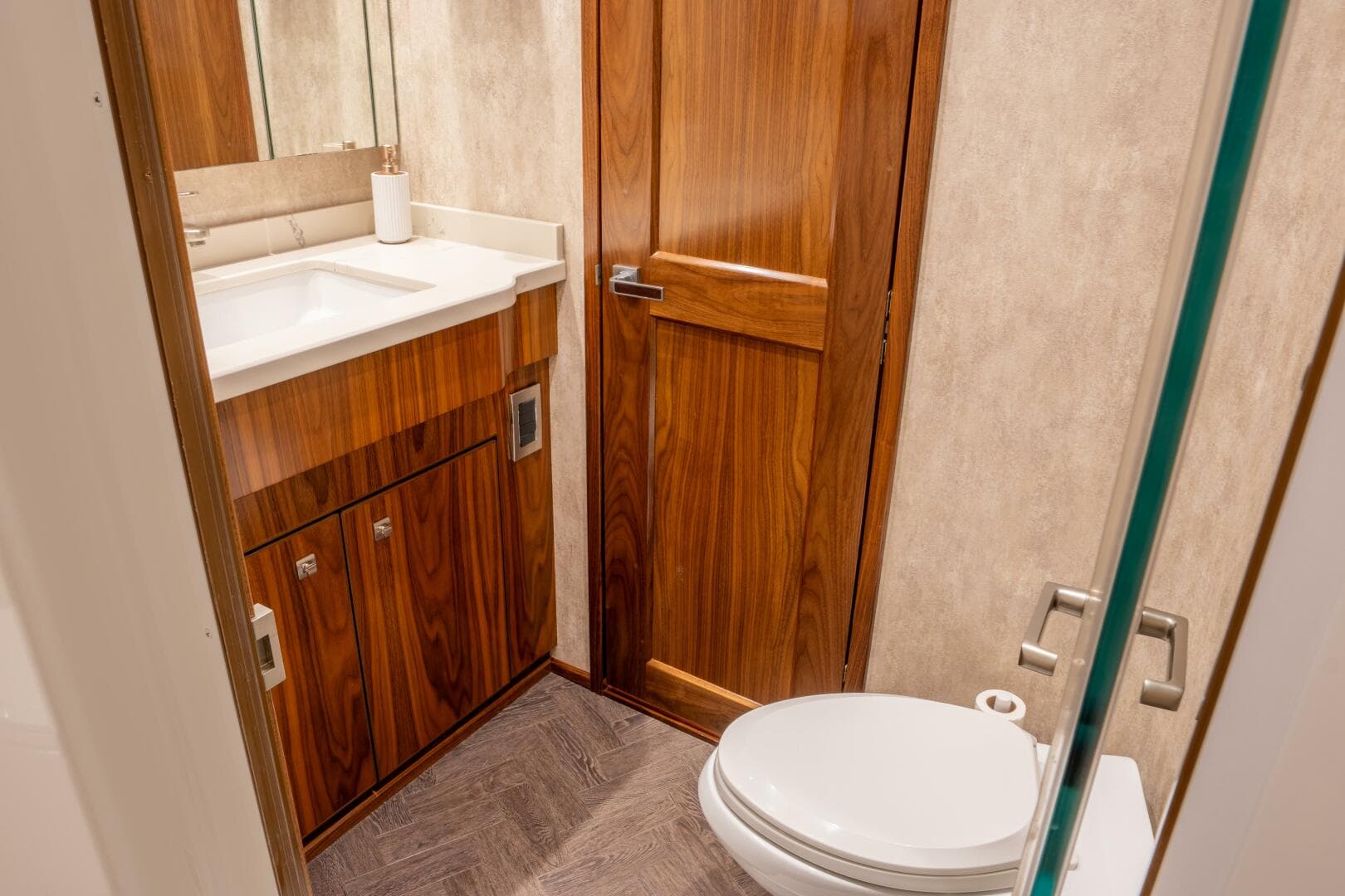 2018 Viking 80 Enclosed Bridge — photo 18