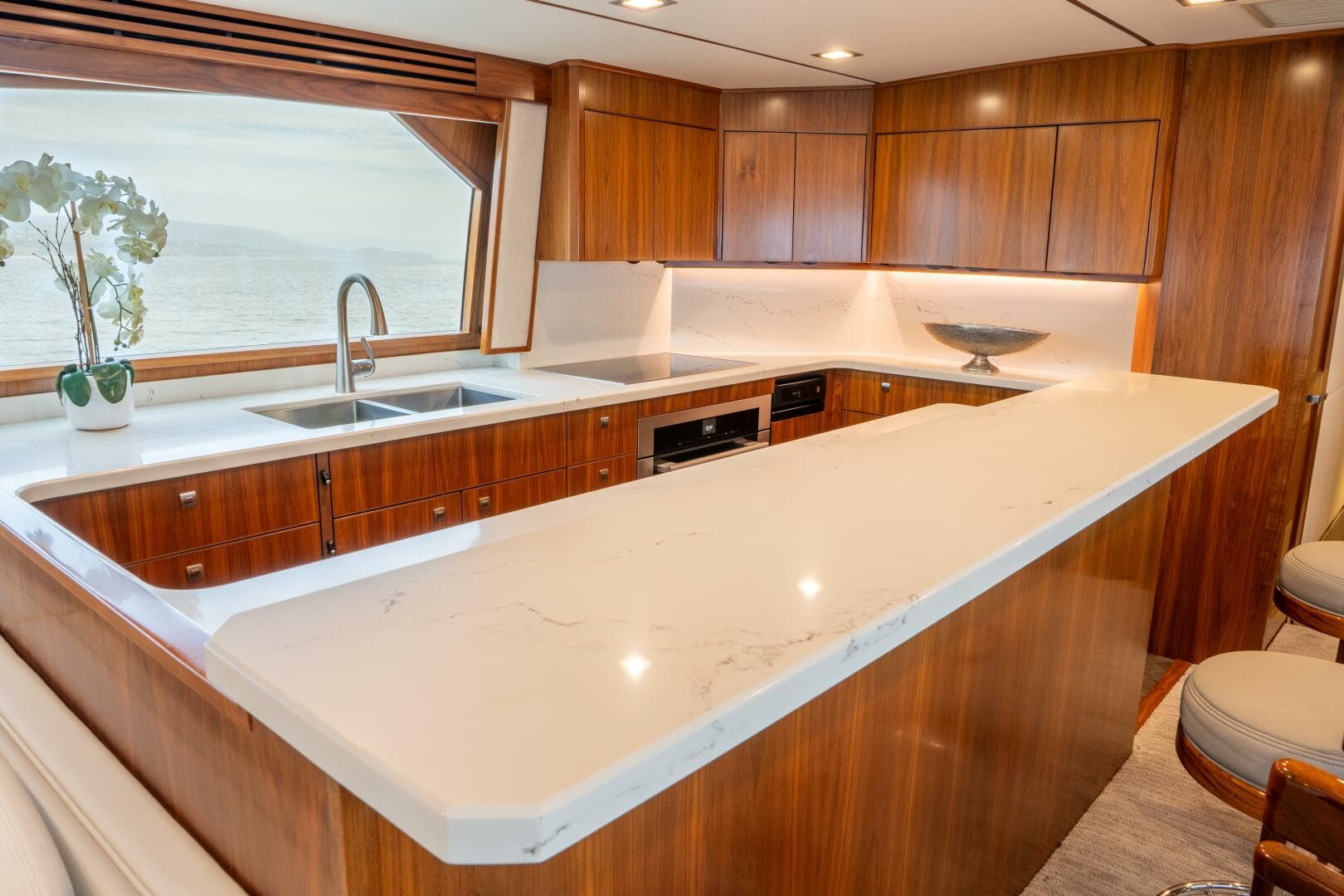 2018 Viking 80 Enclosed Bridge — photo 8