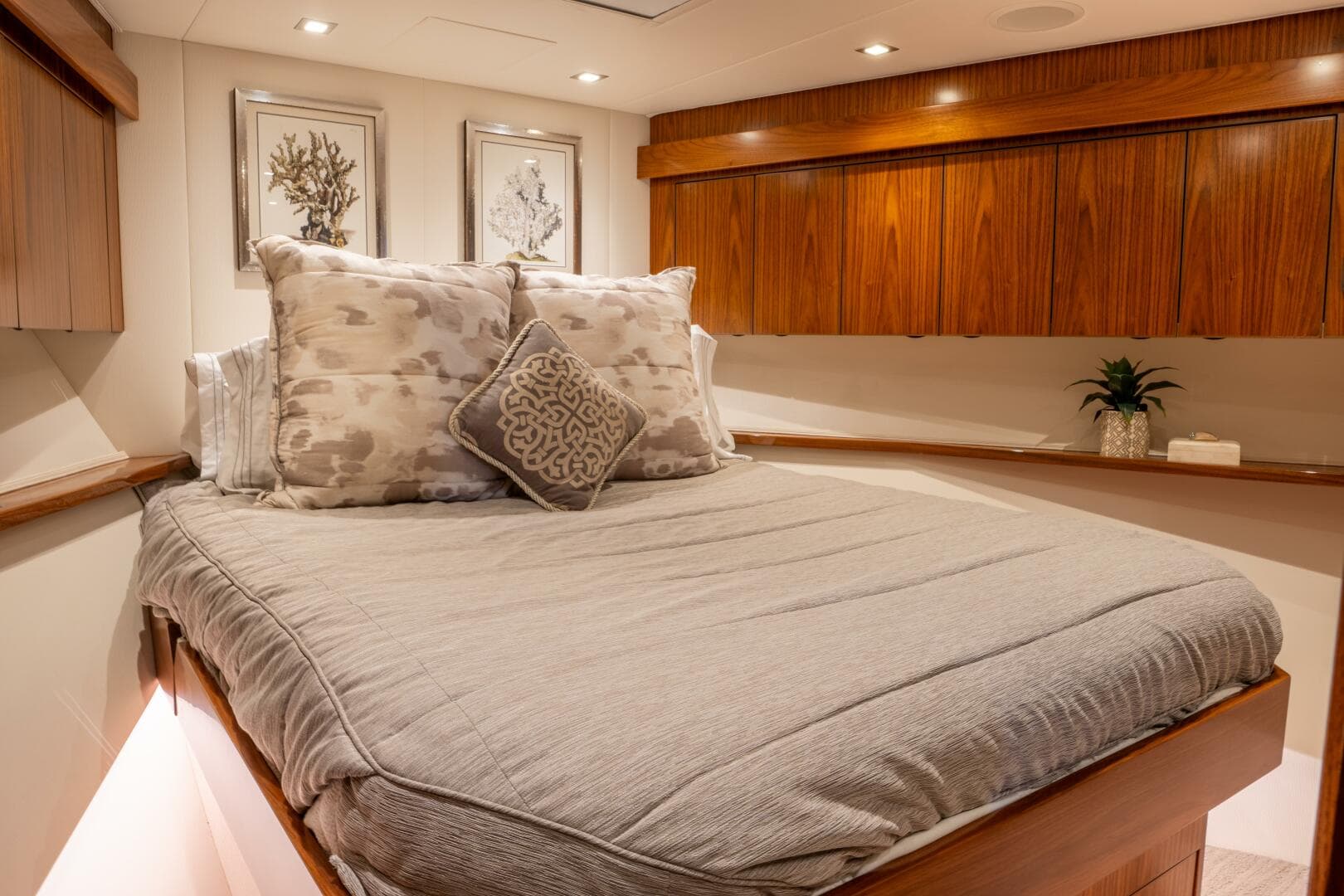 2018 Viking 80 Enclosed Bridge — photo 16