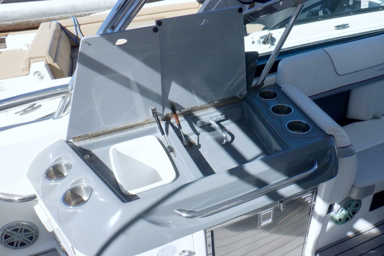 2015 Formula 350 Crossover Bowrider — photo 14