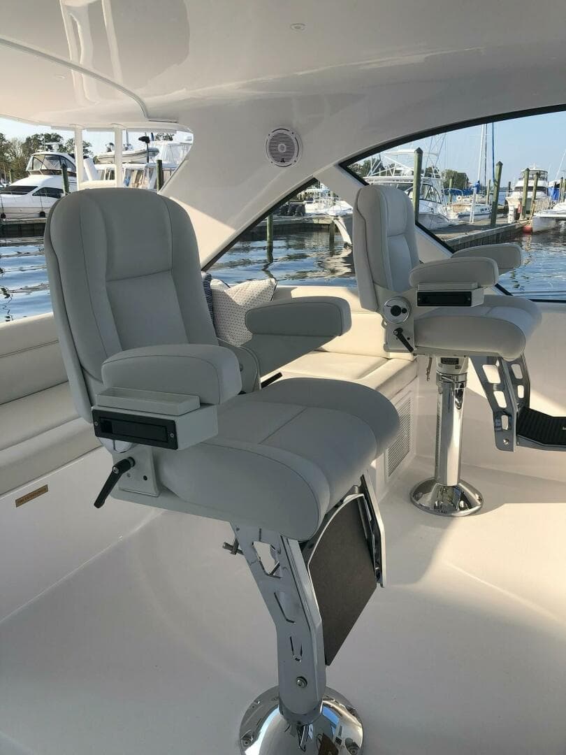 2020 Hatteras GT 45 Express — photo 23