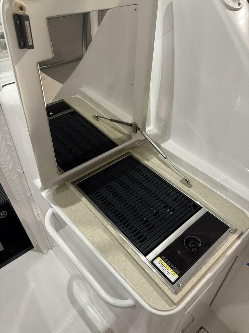 2020 Hatteras GT 45 Express — photo 35