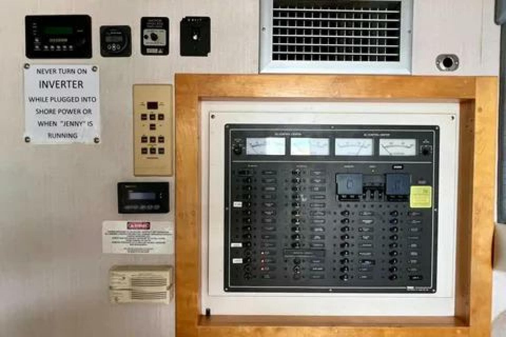 1996 Cruisers Yachts 4285 Express Bridge — photo 29