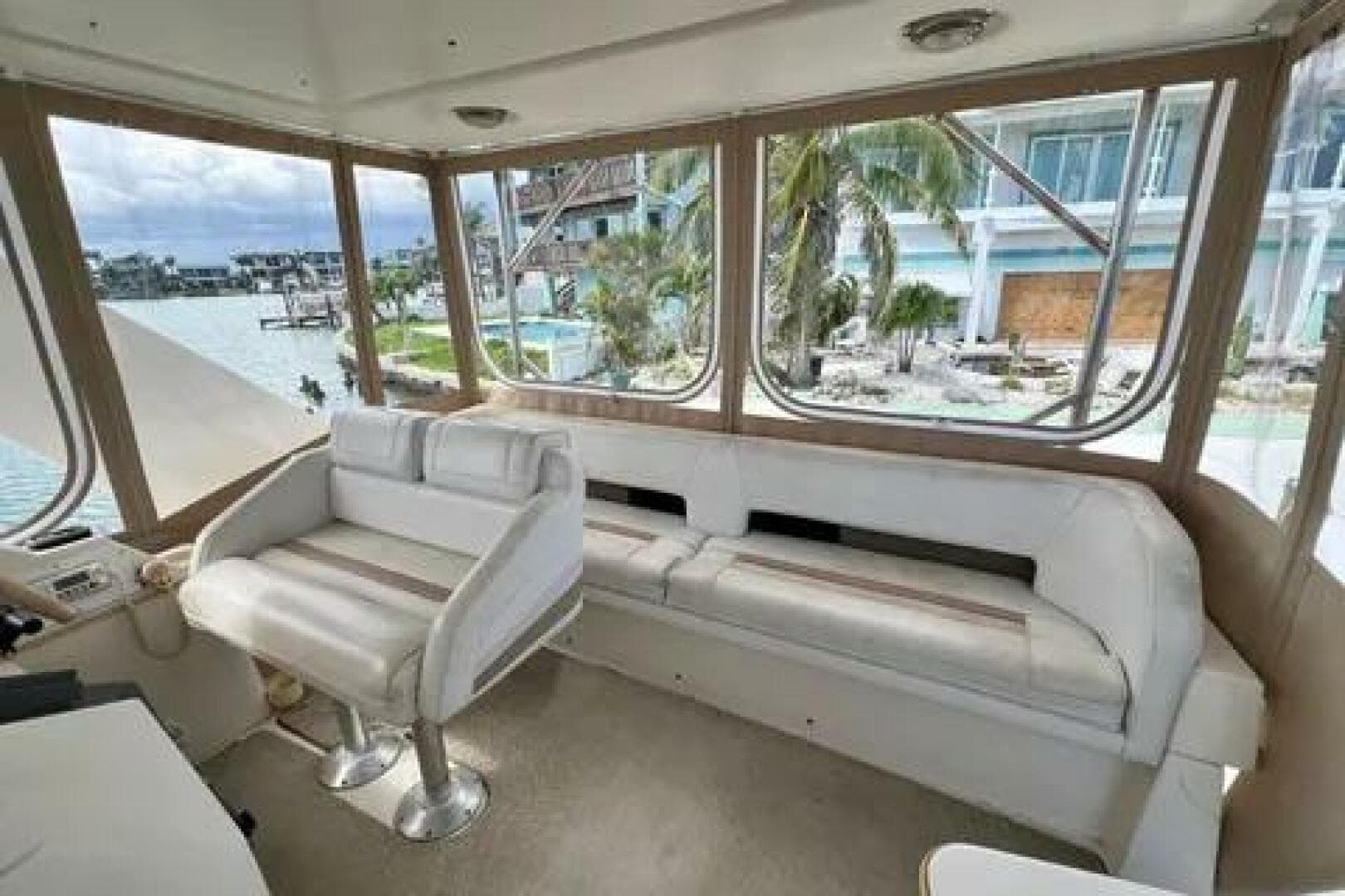 1996 Cruisers Yachts 4285 Express Bridge — photo 23