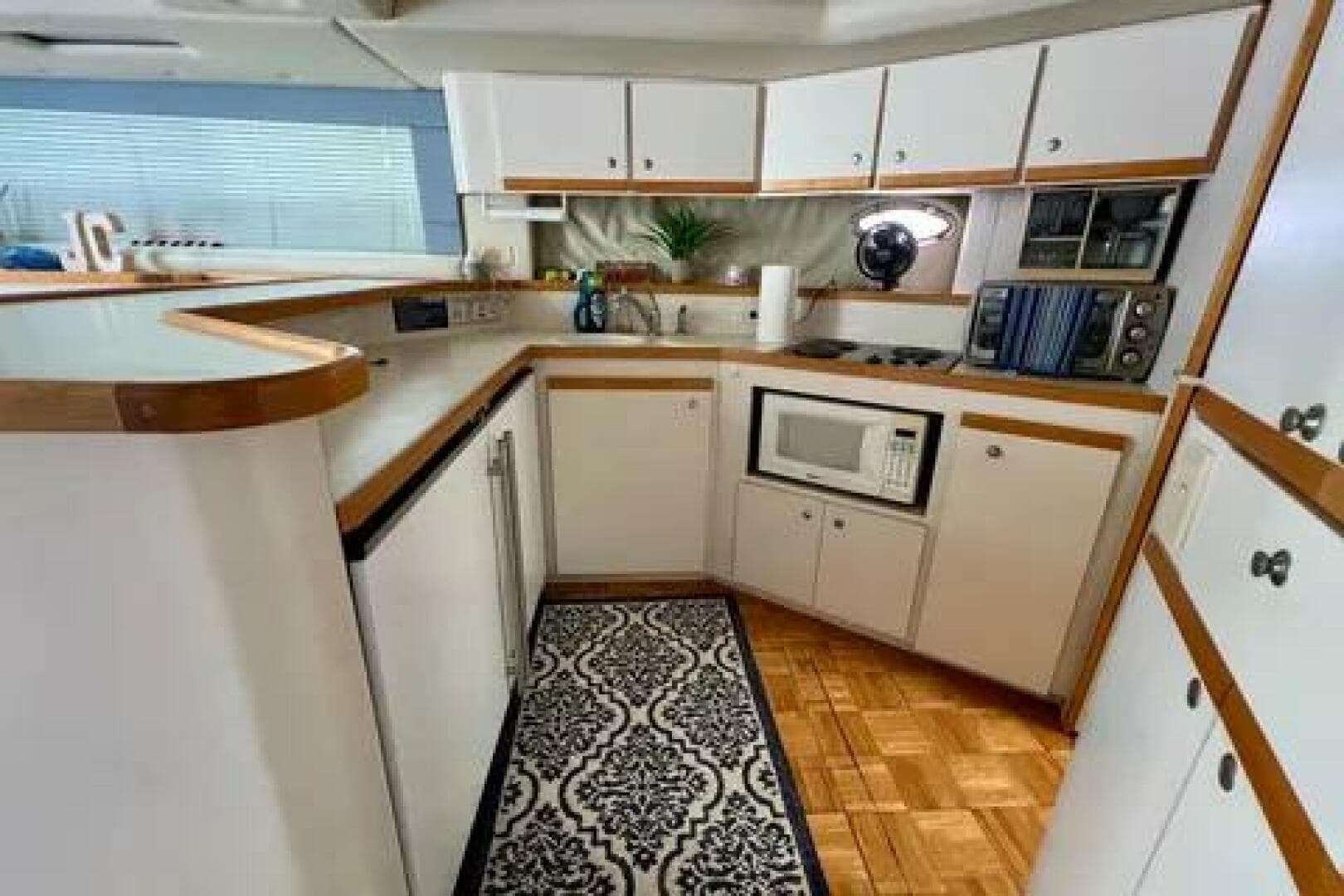 1996 Cruisers Yachts 4285 Express Bridge — photo 18