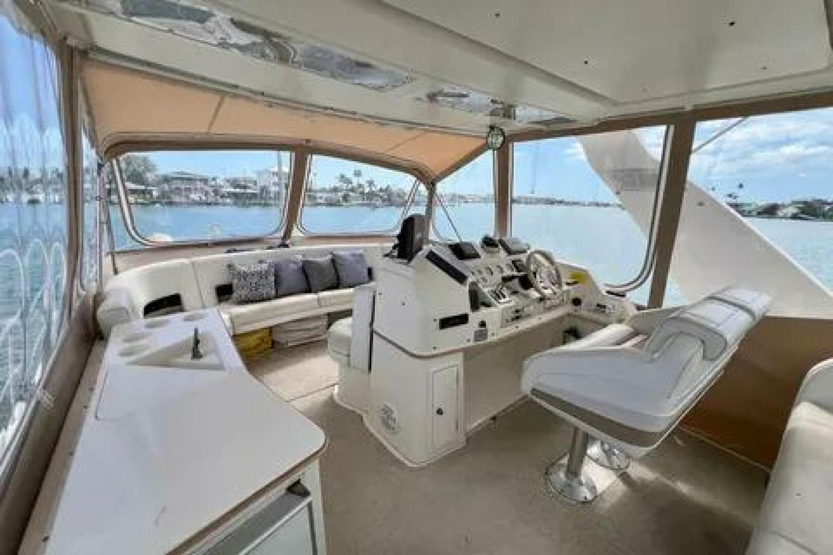 1996 Cruisers Yachts 4285 Express Bridge — photo 8