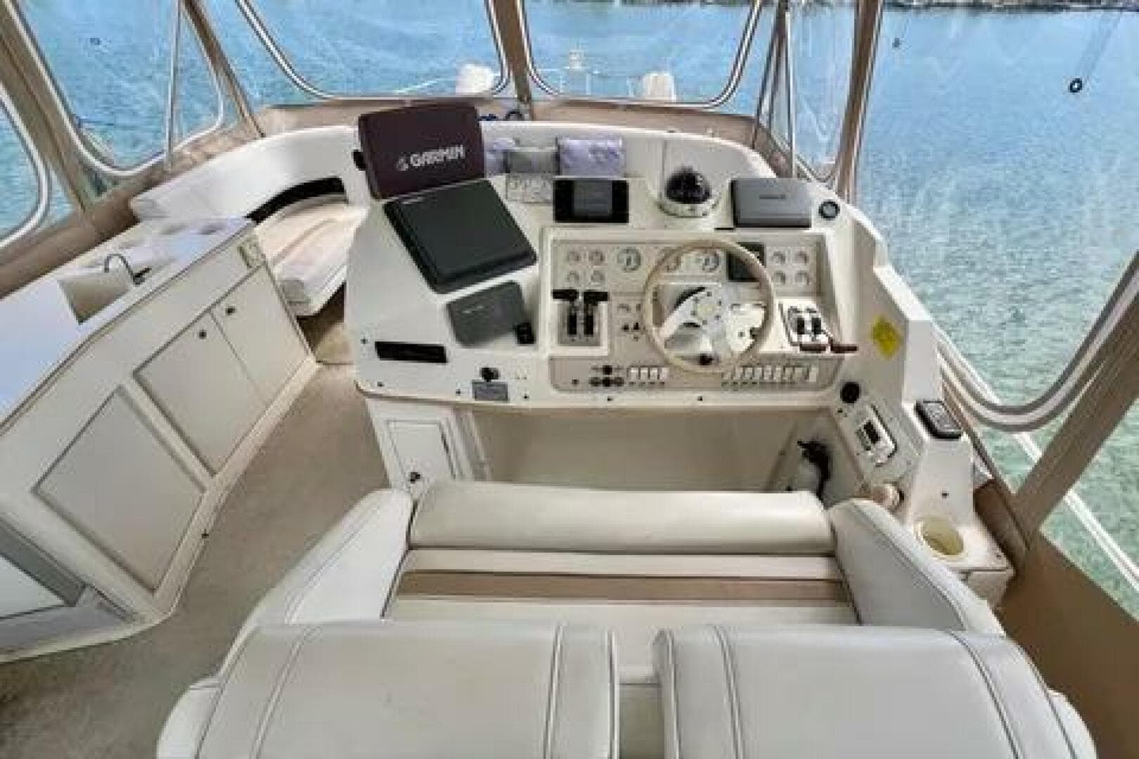 1996 Cruisers Yachts 4285 Express Bridge — photo 9