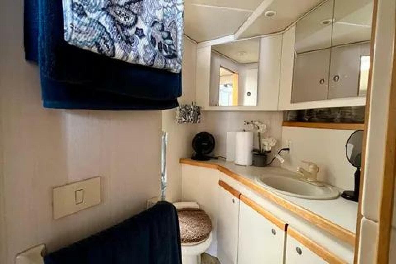 1996 Cruisers Yachts 4285 Express Bridge — photo 15