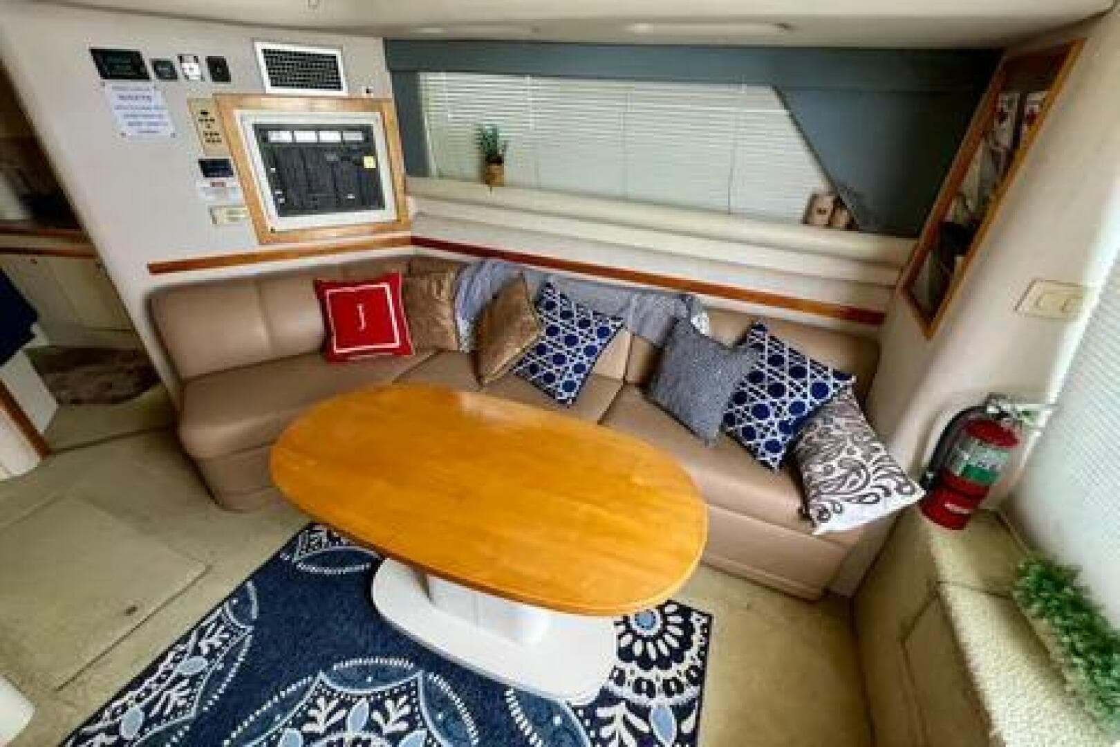 1996 Cruisers Yachts 4285 Express Bridge — photo 17