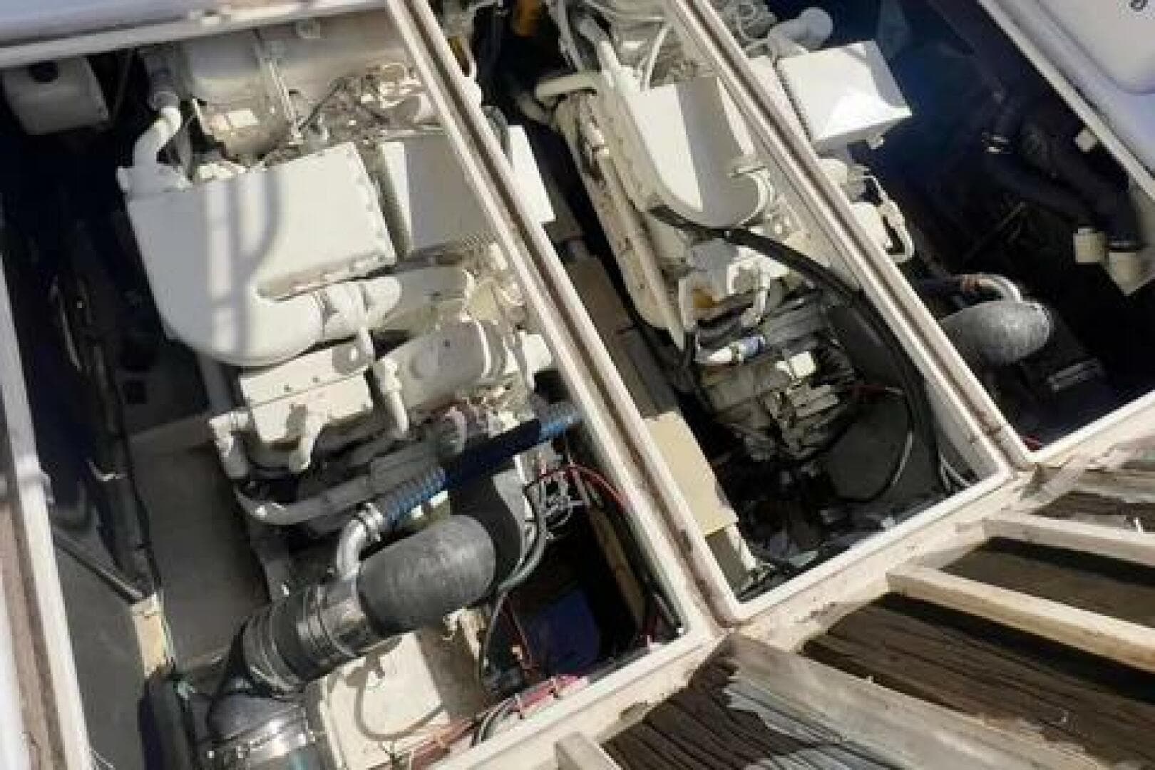 1996 Cruisers Yachts 4285 Express Bridge — photo 4