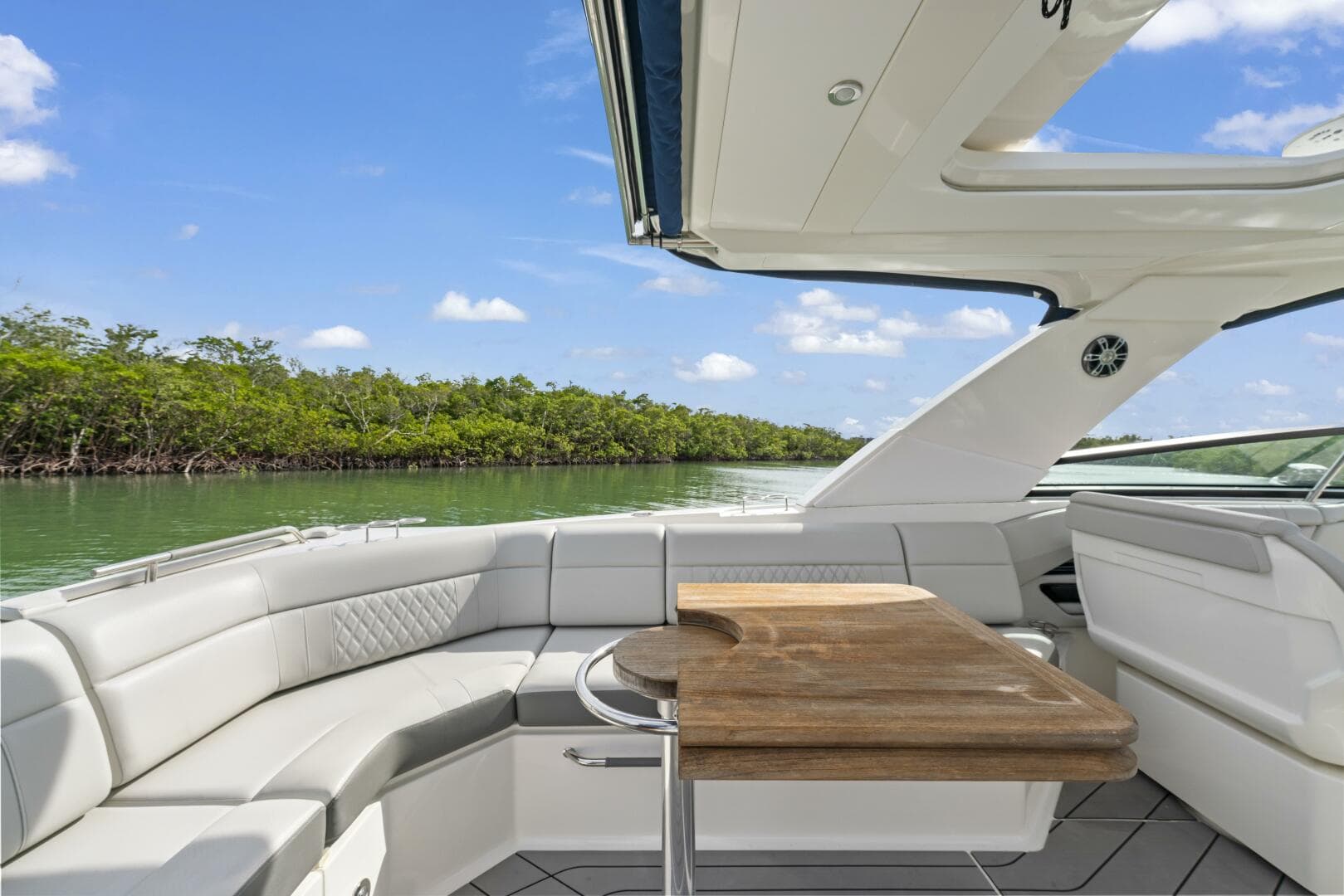 2022 Sea Ray Slx 400 Outboard — photo 3