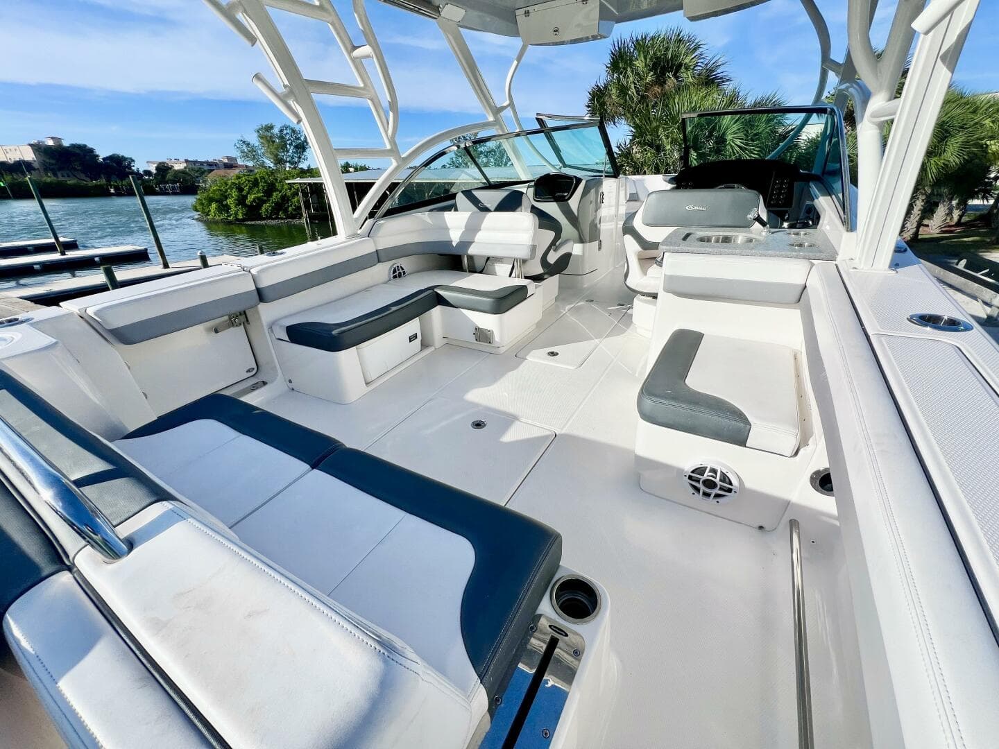 2021 Robalo R317 — photo 12
