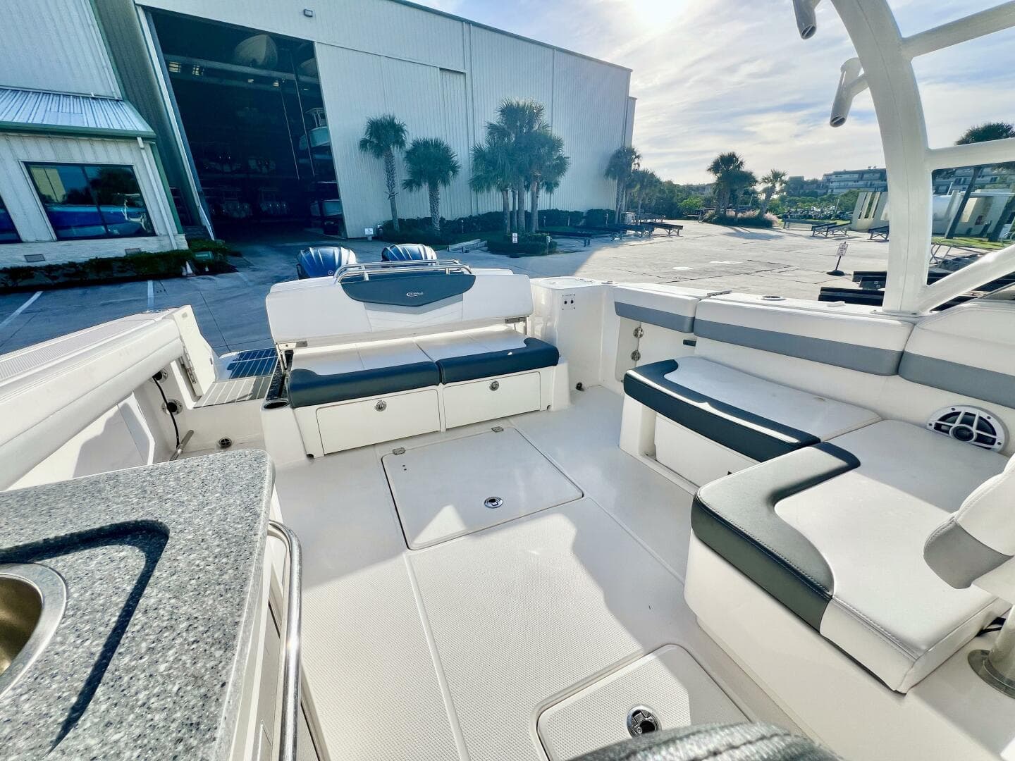 2021 Robalo R317 — photo 10
