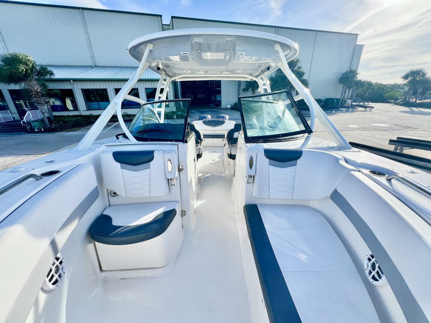 2021 Robalo R317 — photo 24