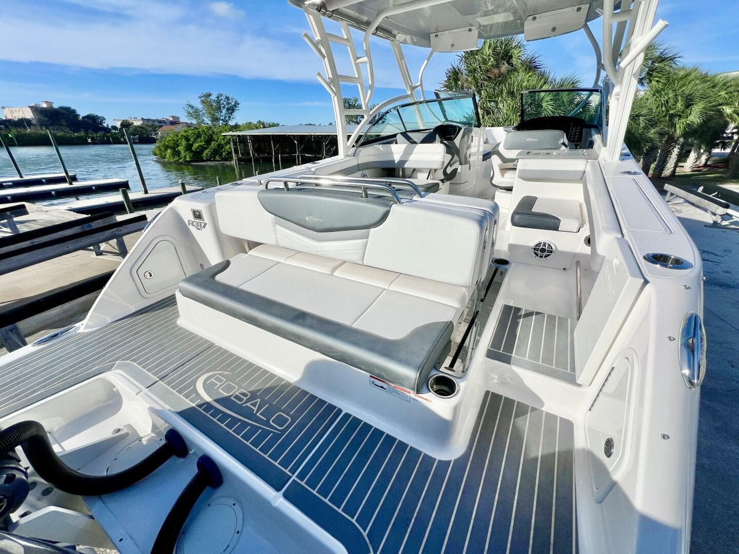 2021 Robalo R317 — photo 11
