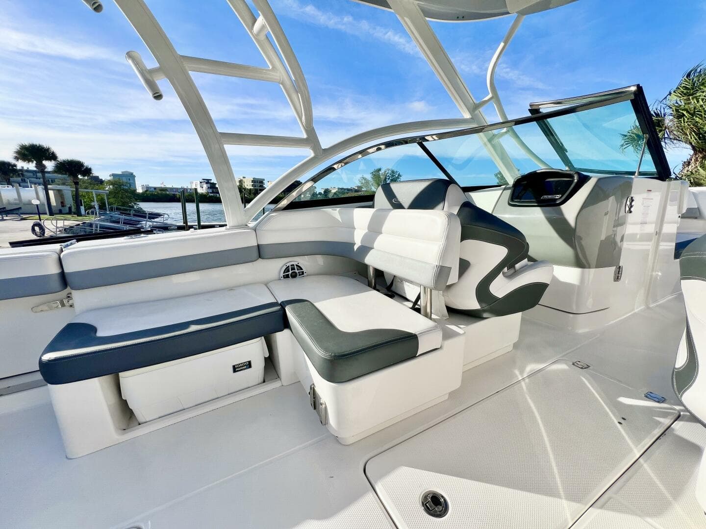 2021 Robalo R317 — photo 15