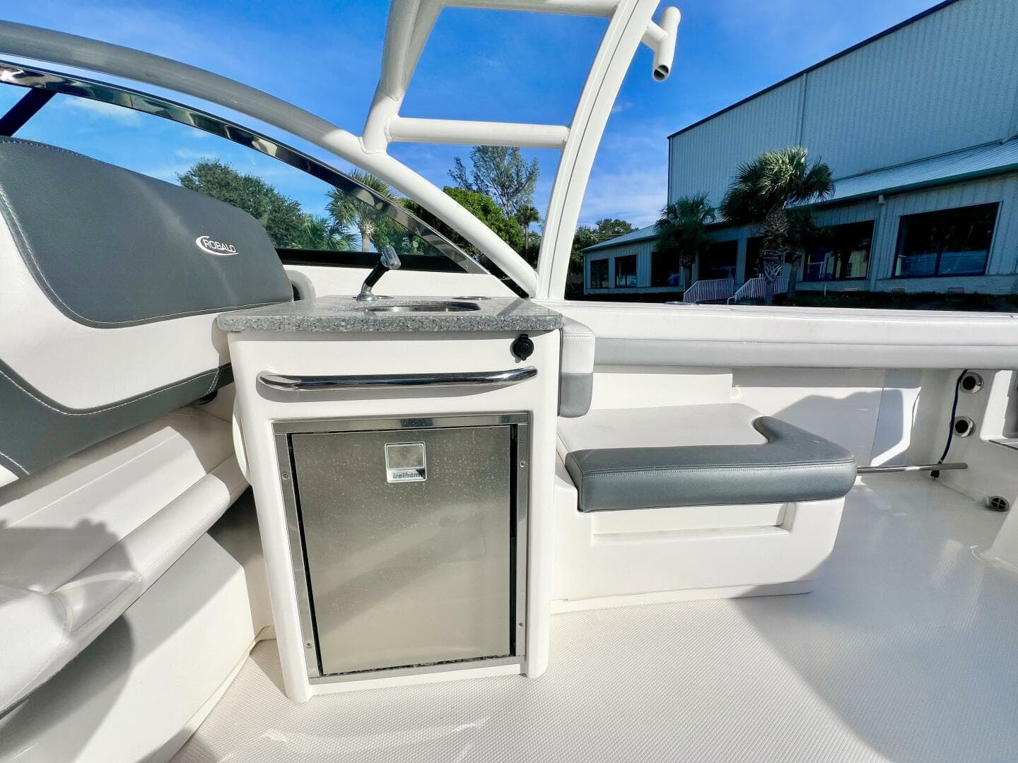 2021 Robalo R317 — photo 20