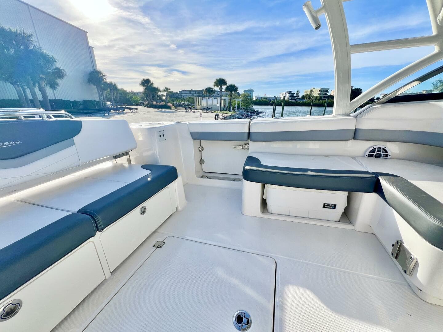 2021 Robalo R317 — photo 14