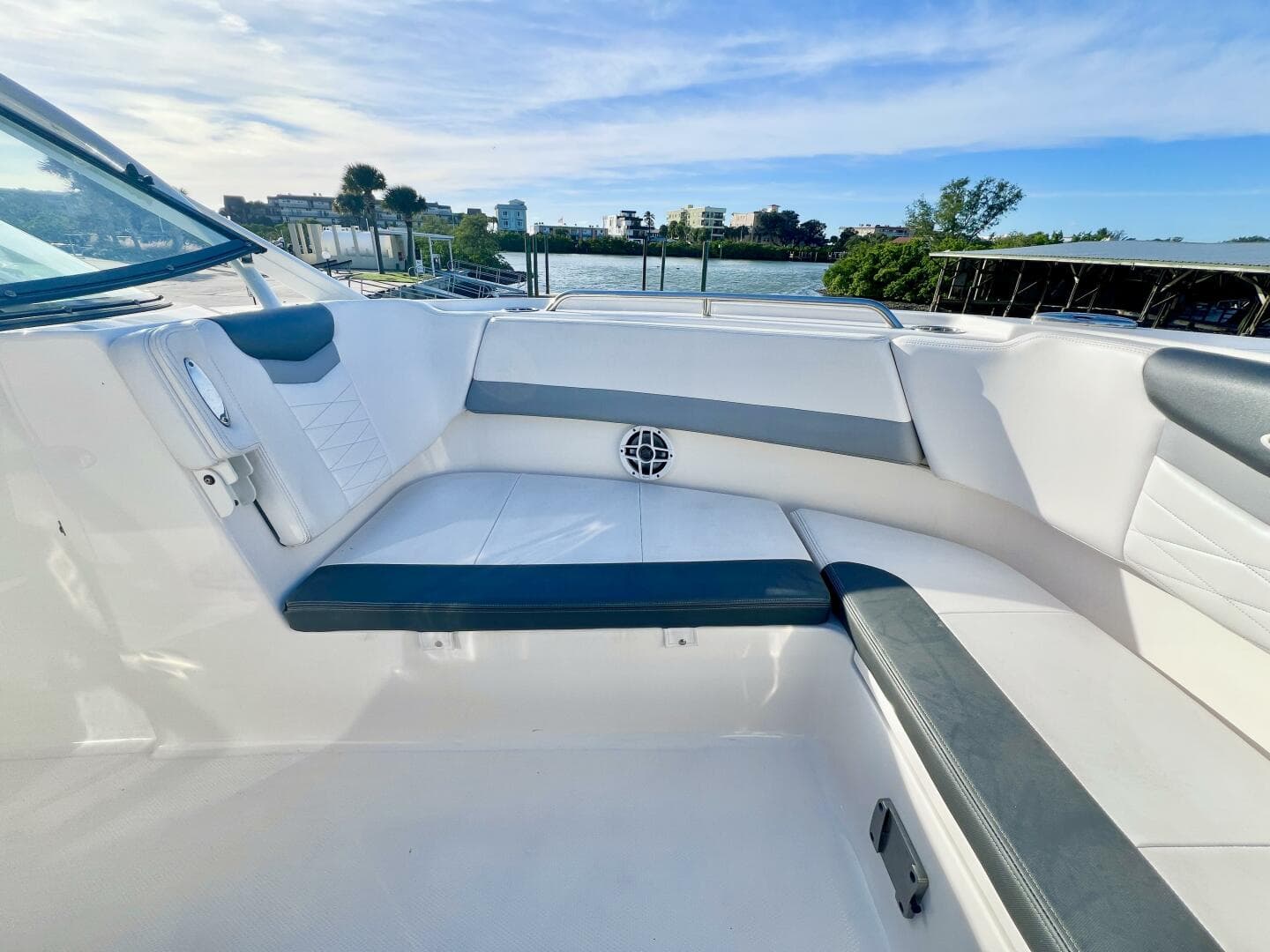 2021 Robalo R317 — photo 22