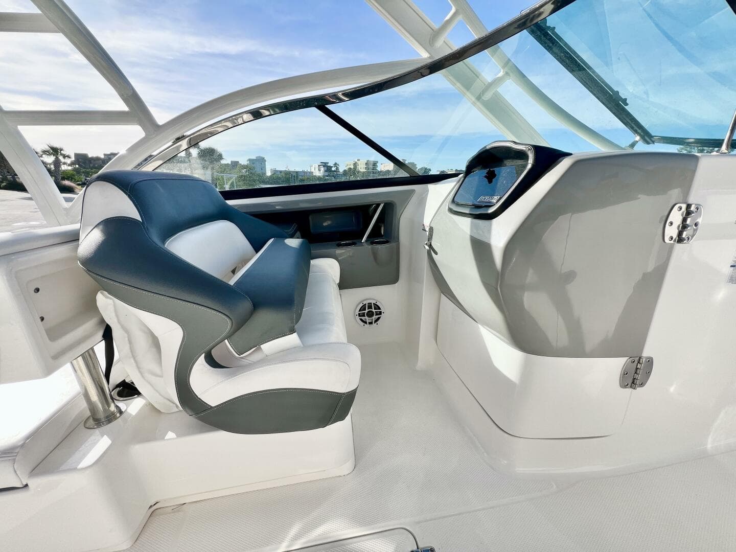 2021 Robalo R317 — photo 17
