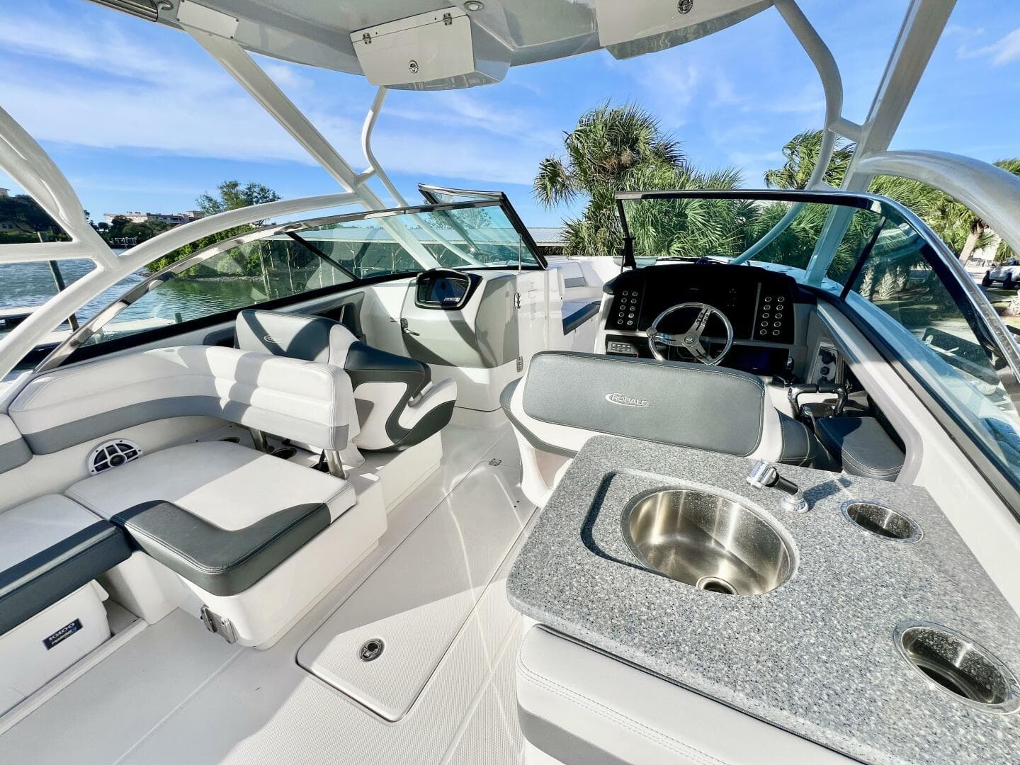 2021 Robalo R317 — photo 16