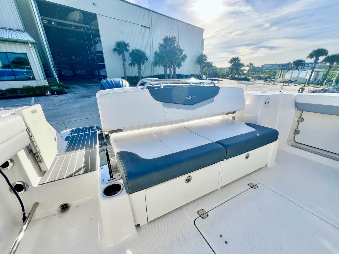 2021 Robalo R317 — photo 13