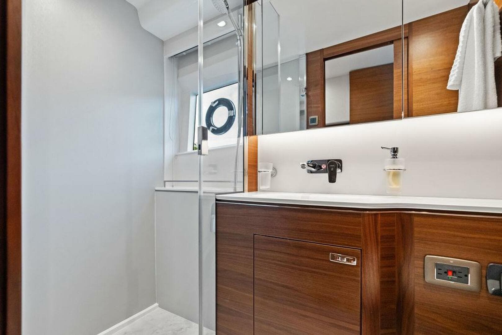 2021 Princess V55 — photo 35