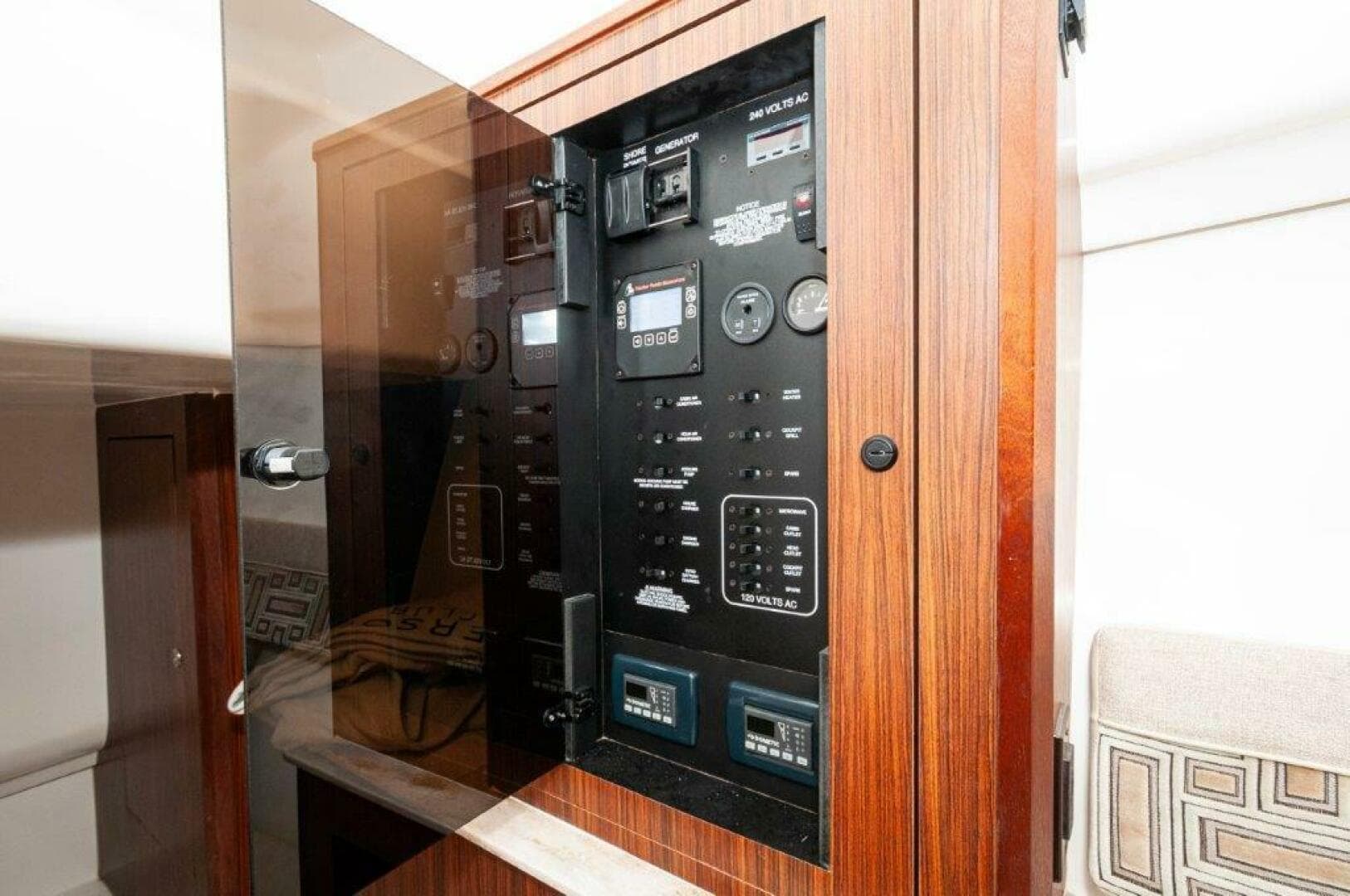 2023 Pursuit DC 365 Dual Console — photo 15