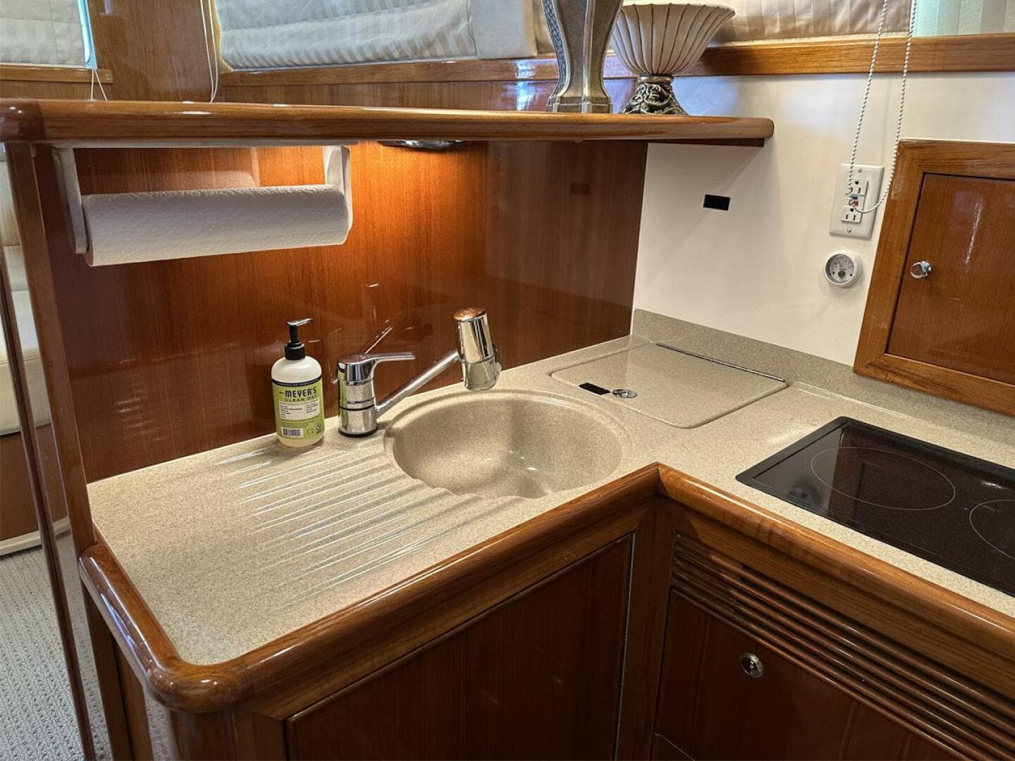 2004 Riviera 40 Sportfish — photo 27