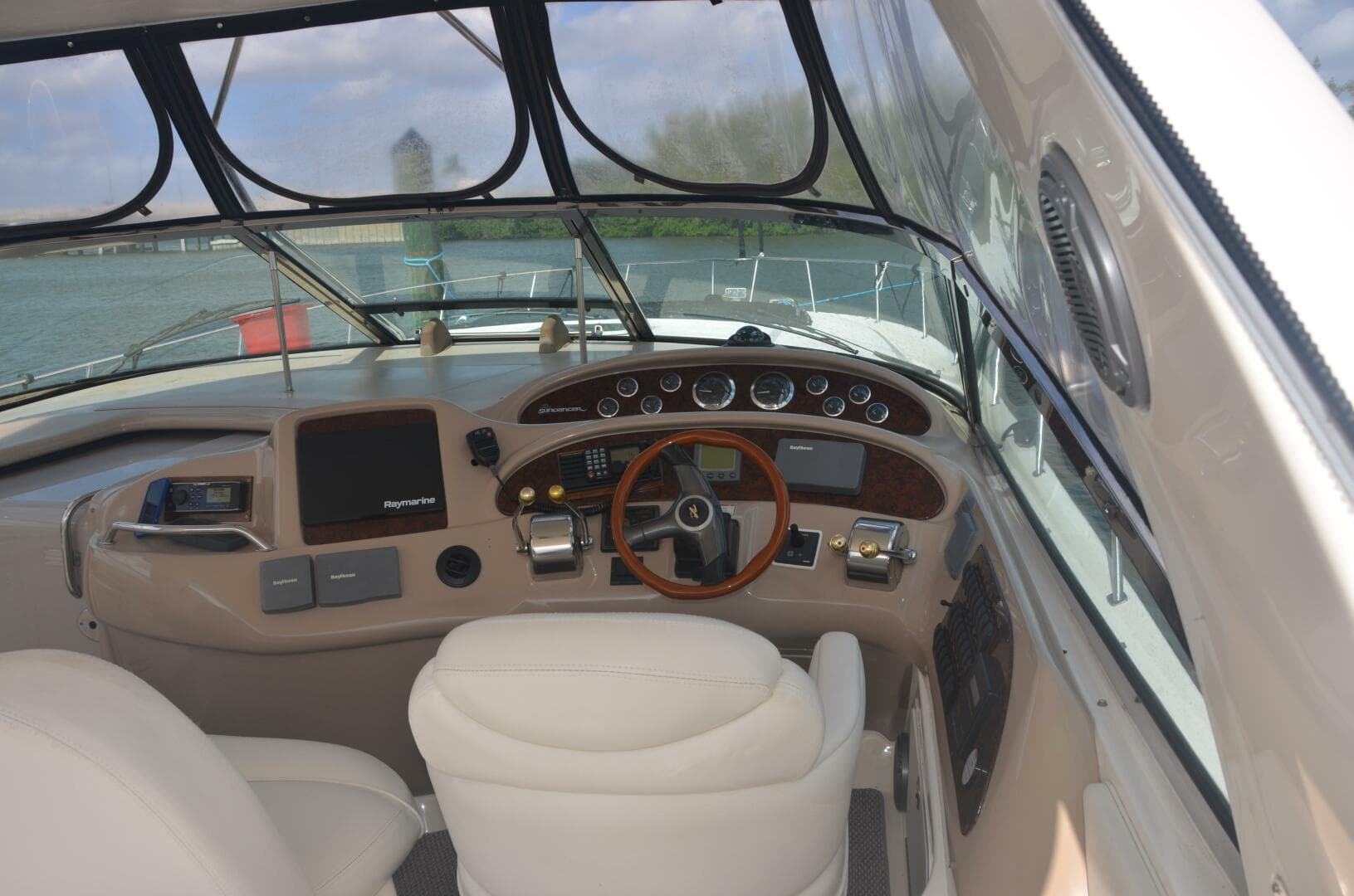 2001 Sea Ray 460 Sundancer — photo 15