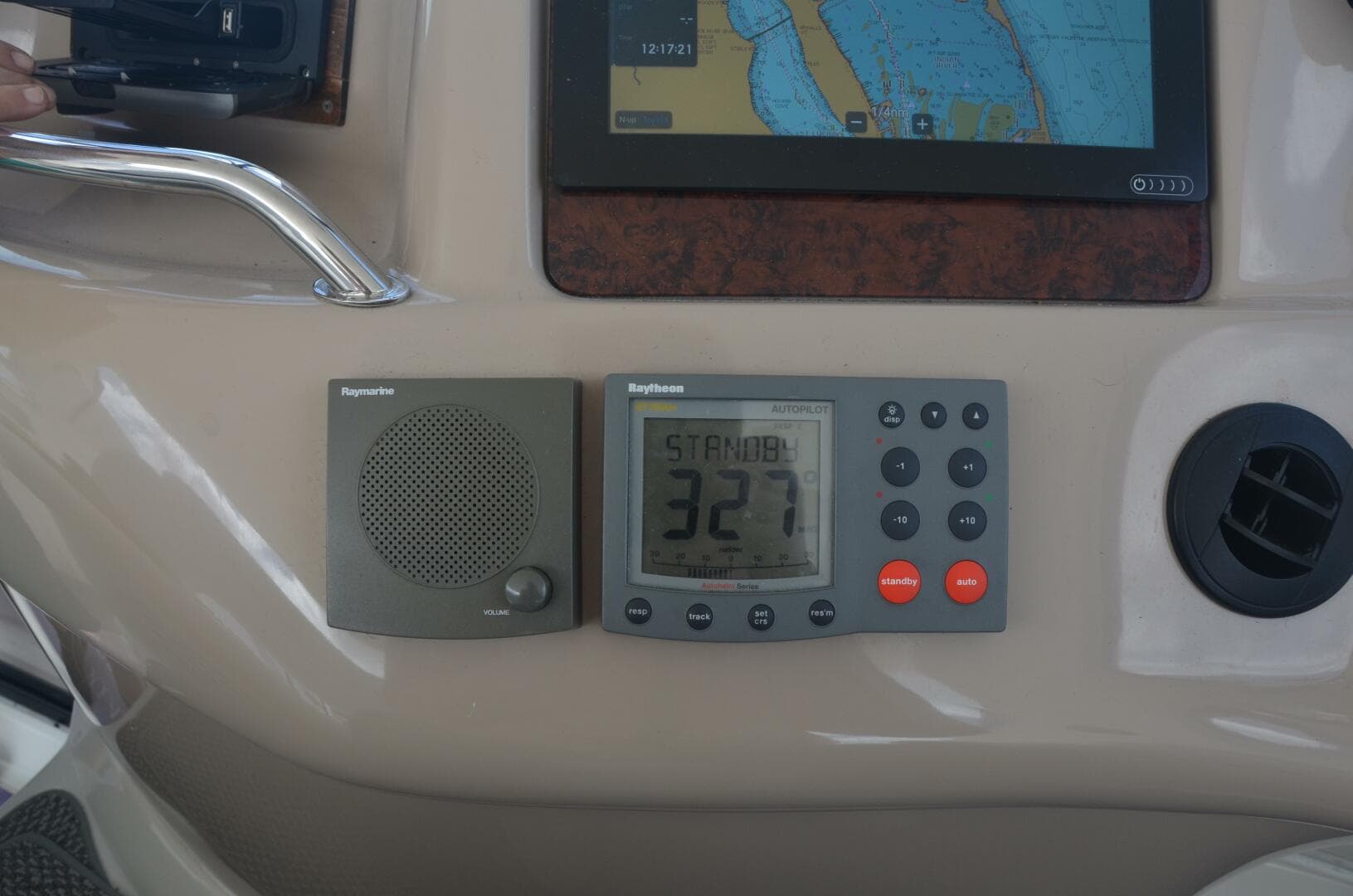 2001 Sea Ray 460 Sundancer — photo 23