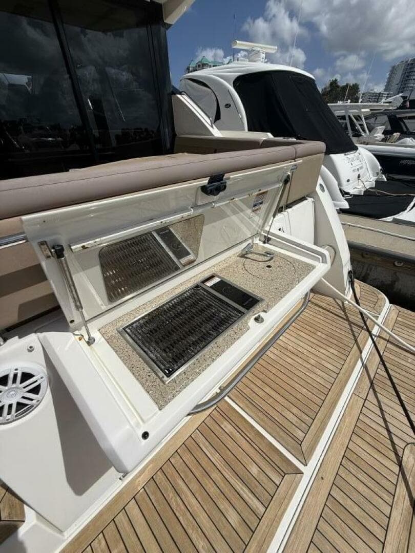 2018 Sea Ray Fly 400 — photo 17