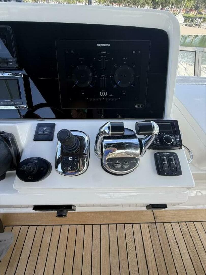 2018 Sea Ray Fly 400 — photo 24