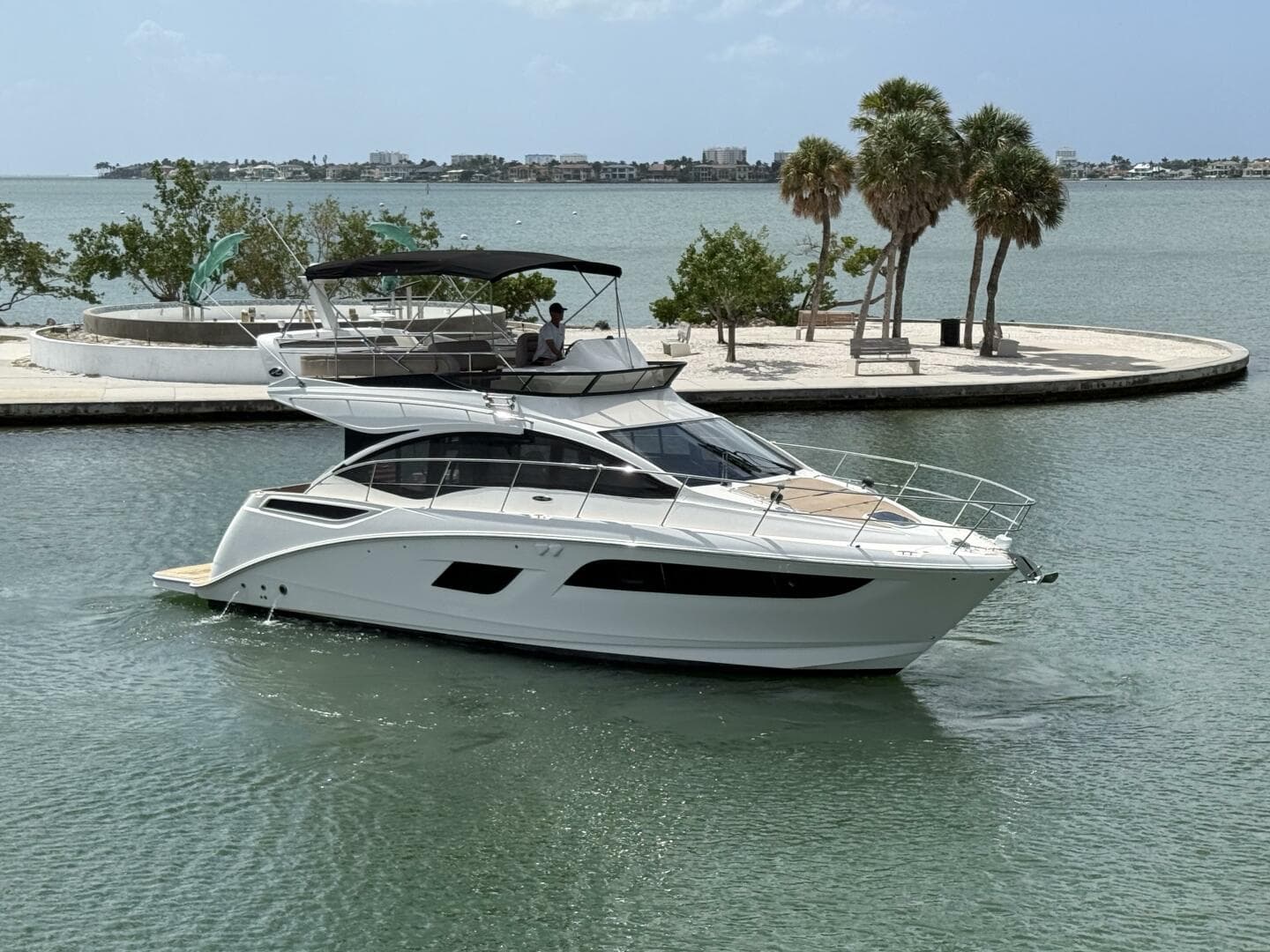 2018 Sea Ray Fly 400 — photo 1