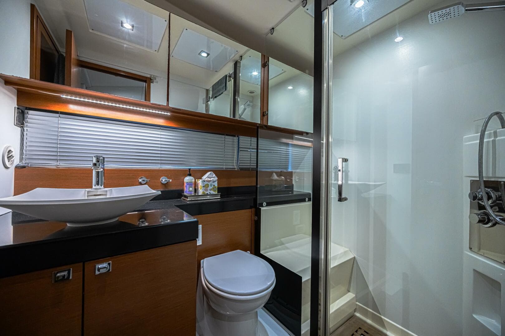 2013 Prestige 550 S — photo 34